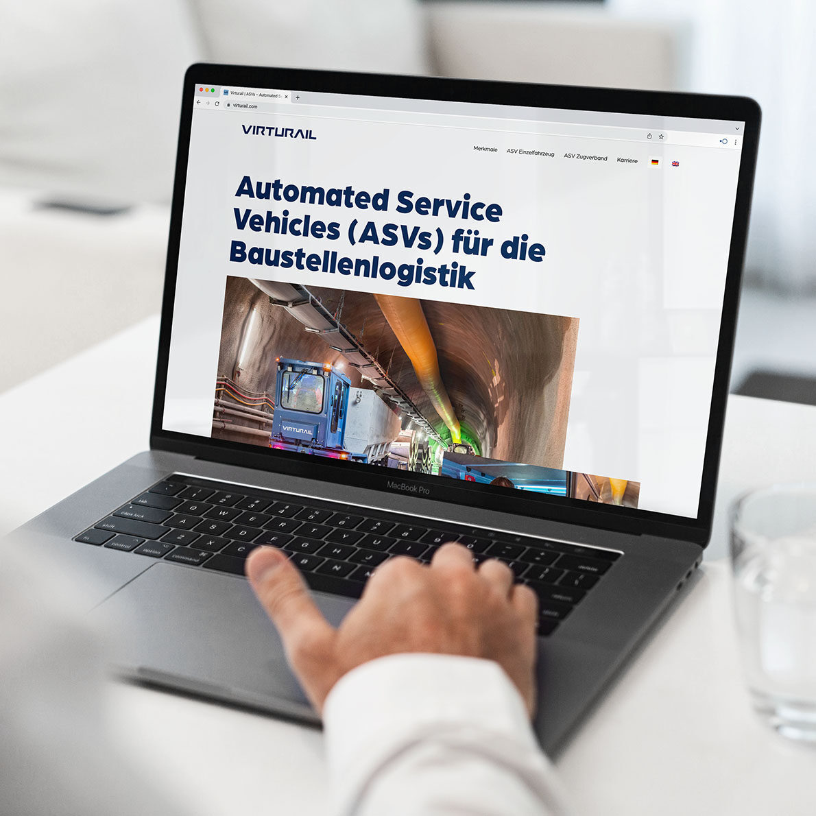 Virturail Webseite Laptop Mockup Automated Service Vehicles Für Die Baustellenlogistik Format Quadratisch