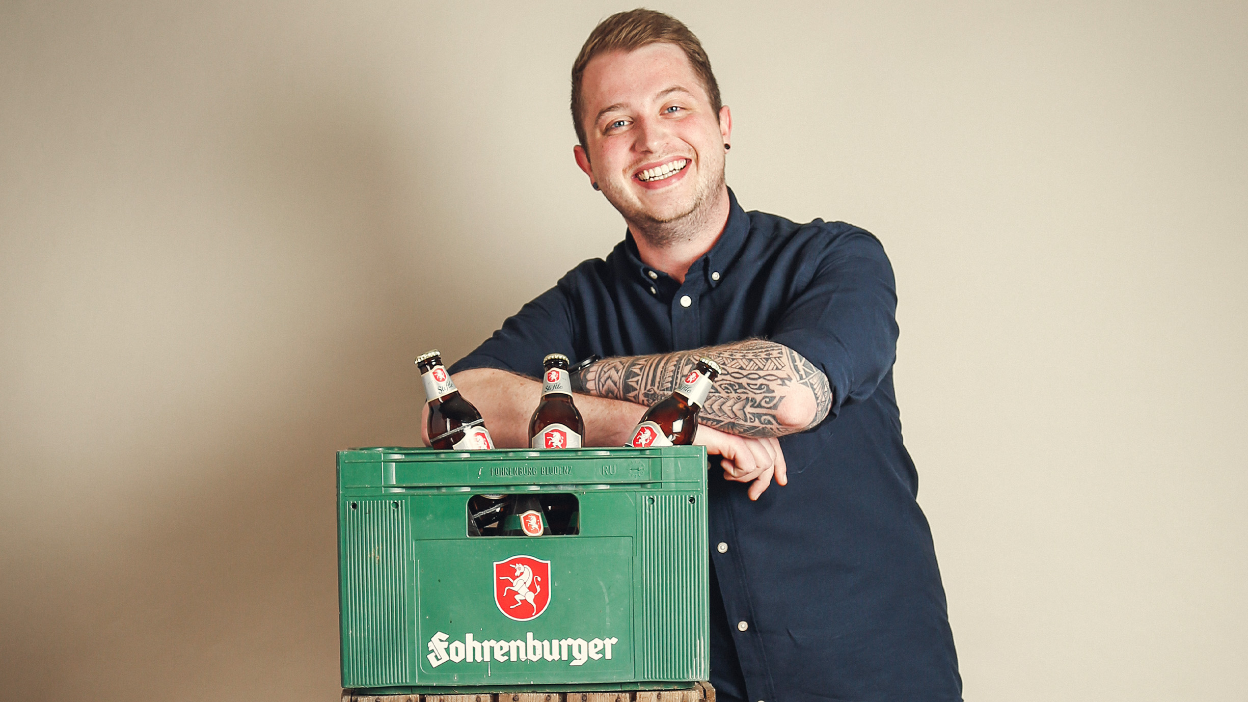 Fohrenburger Mitarbeiter Mit Einer Kiste Bier