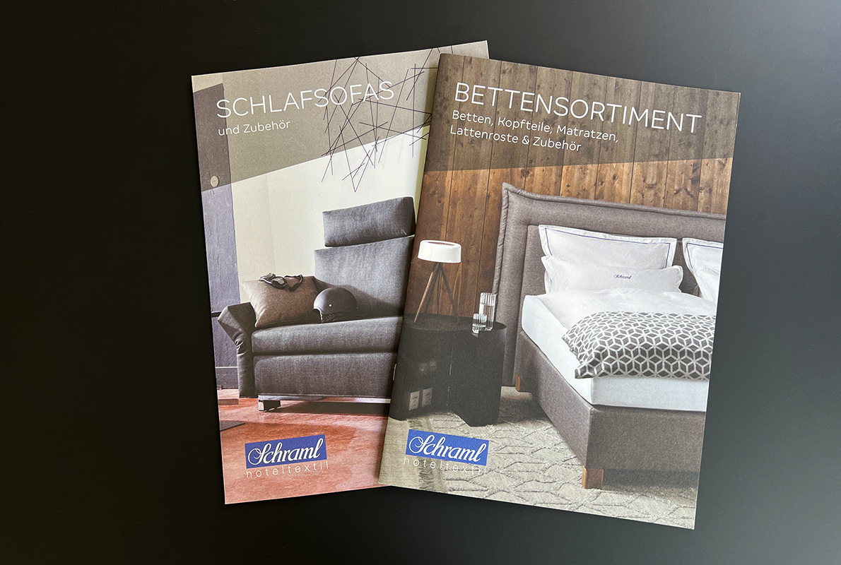 Zwei Magazine Schlafsofas Und Bettsortiment Von Schraml Hoteltextil