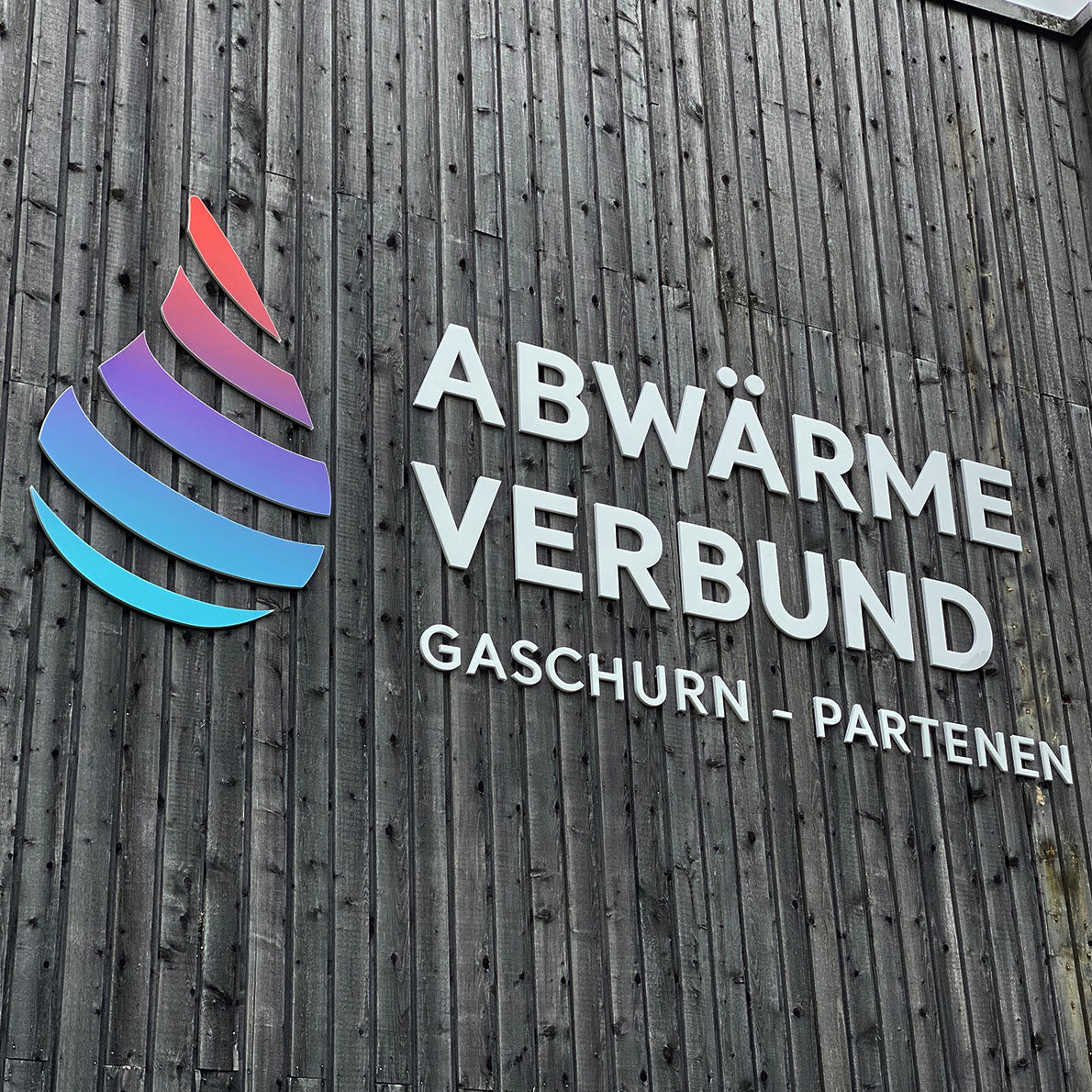 Logo Abwärmeverbund Auf Gebäude