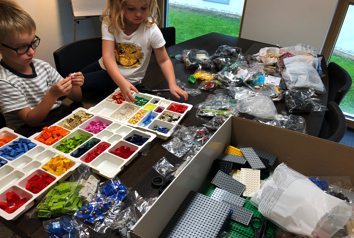 2 Kinder Im Büro Die Lego Spielen
