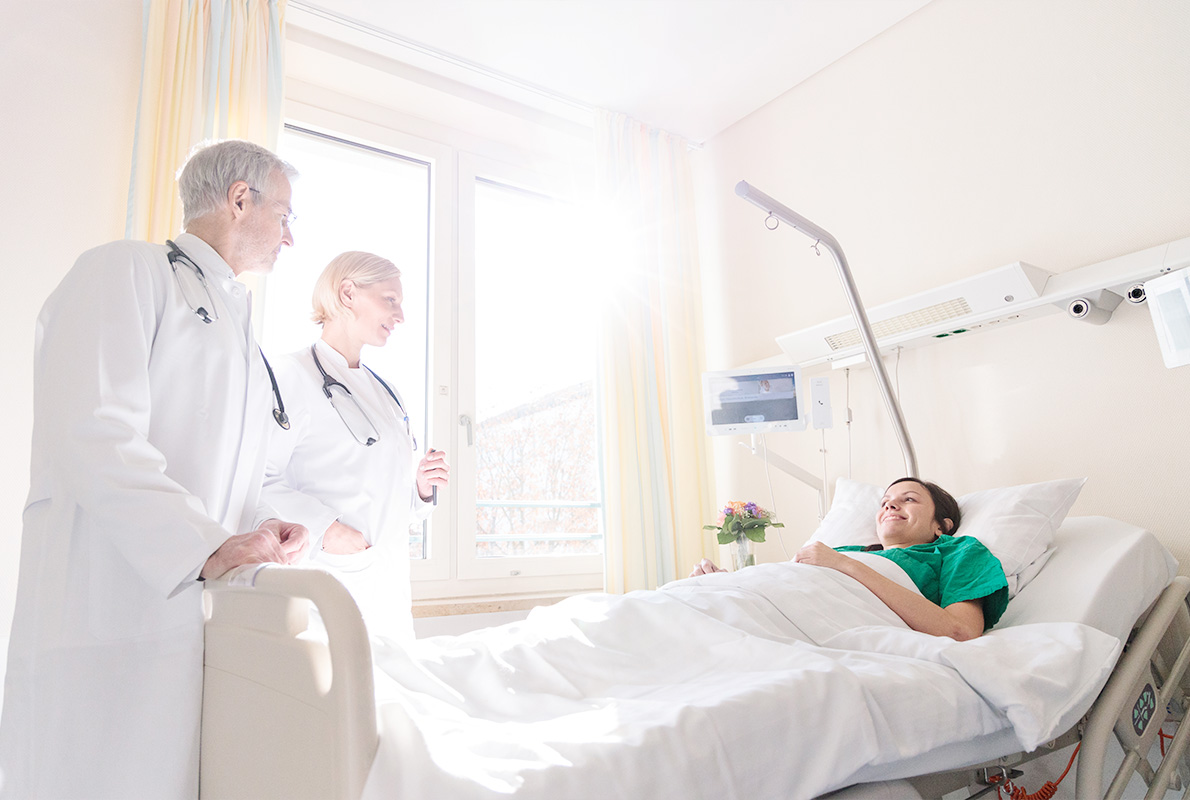 Arzt Und Krankenschwester Reden Mit Patientin