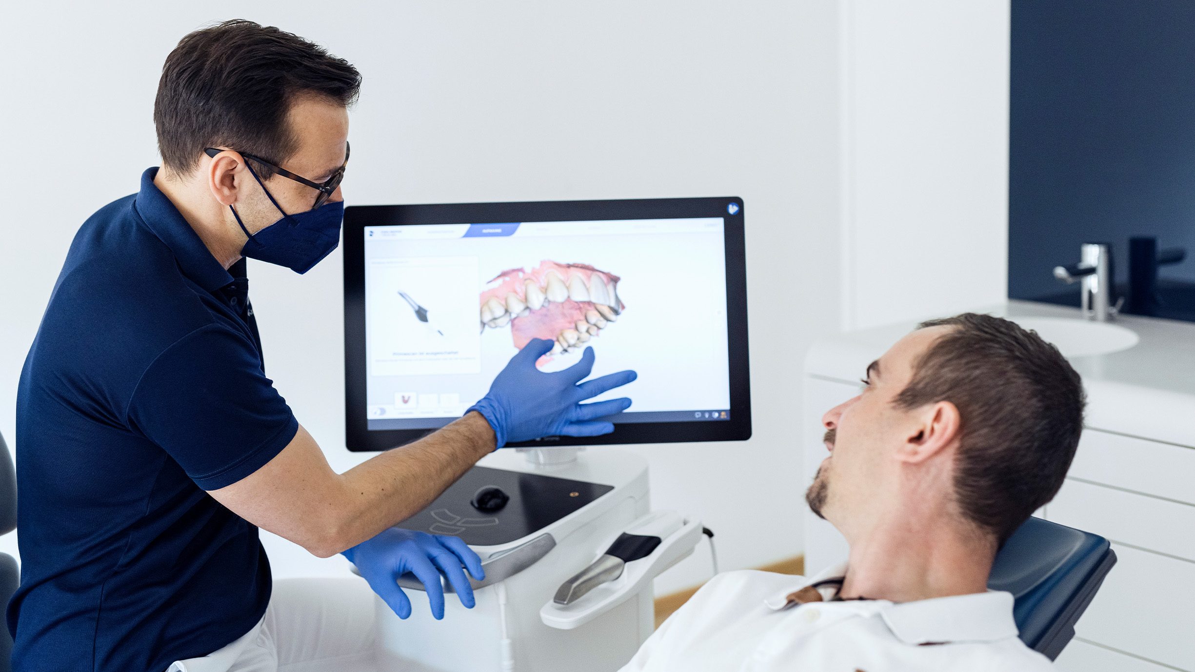 Dr. Burger & Partner Zahnarzt zeigt dem Patient auf das Bild